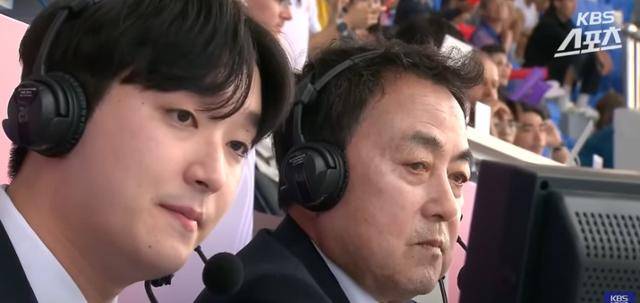 21일 경남 밀양시에서 열린 전국종별육상경기선수권대회 남자 대학부 3,000m 장애물 결승 경기를 중계하고 있는 윤여춘(오른쪽) 해설위원. KBS뉴스 영상 캡처