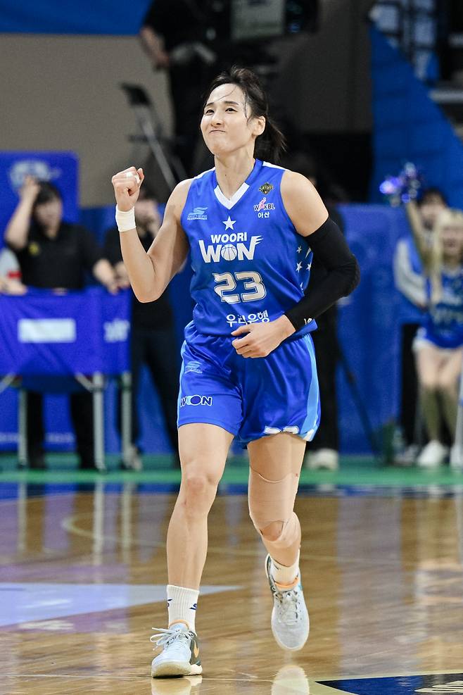 우리은행 김단비가 10일 아산이순신체육관에서 열린 KB와의 2024~25 여자프로농구 PO 5차전에서 득점 후 환호하고 있다. 사진=WKBL