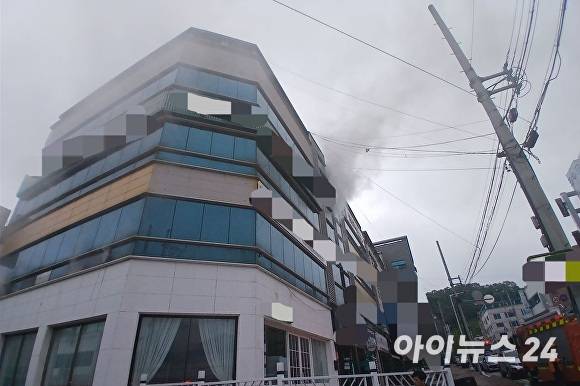 30일 오전 6시 58분쯤 구미시 인의동 소재 상가건물에서 발생한 화재 현장.  [사진=경북소방본부]