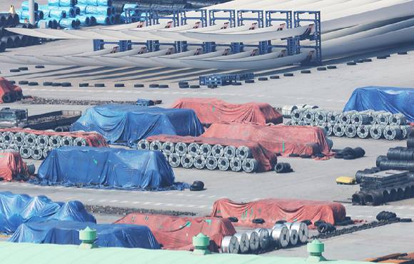 경기도 평택항에 쌓여 있는 철강 제품.