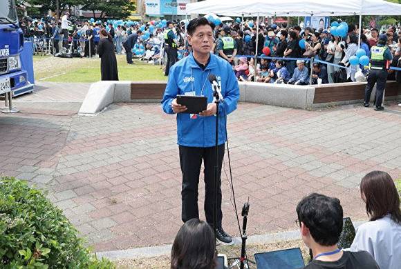 조승래 더불어민주당 중앙선대위 공보단장이 31일 충북 청주시 오창프라자1 앞 광장에서 극우단체 여론조작에 대해 브리핑을 하고 있다. [사진=조승래 의원실]