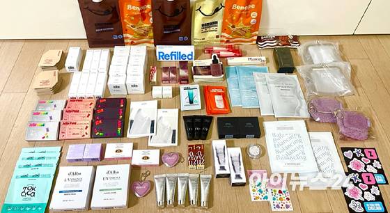 한 소비자가 오프라인 뷰티 행사에서 받아온 증정품. [사진=독자 제공]