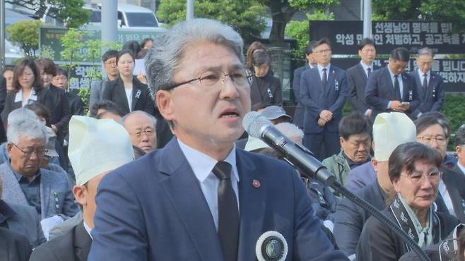 이상봉 제주도의회 의장이 오늘(31일) 故 강연호 도의원 영결식에서 조사를 하는 모습