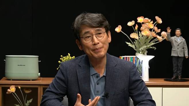 유시민 작가가 30일, ‘사람사는세상 노무현재단’ 유튜브 채널 라이브 방송에 출연해 발언하고 있다. (유튜브 캡처)