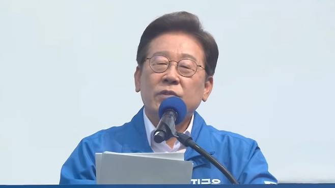 이재명 후보(가운데)가 31일 충북 청주 오창프라자1 앞 광장에서 집중 유세를 통해 지지를 호소하고 있다. ('델리민주' 캡처)