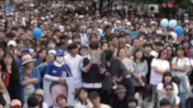 31일 충북 청주 오창프라자1 앞 광장에서 시민들이 이재명 후보의 유세를 듣고 있다. ('델리민주' 캡처)