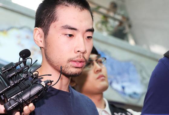 '분당 흉기 난동 사건' 최원종이 지난 2023년 8월 10일 오전 경기 성남수정경찰서 유치장에서 검찰로 송치되고 있다. 연합뉴스