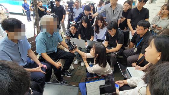 지난 2023년 9월 수원지법 성남지원에서 열린 최원종에 대한 형사 공판 이후 고 김혜빈씨 아버지와 이모(사망 당시 64세)씨의 남편이 취재진 앞에서 심경을 밝히고 있다. 손성배 기자