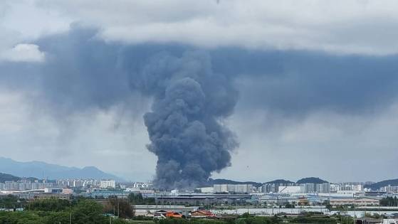 지난 17일 오후 전남 나주시 산포면 한 주택에서 금호타이어 광주공장 화재로 인한 검은 연기가 보이고 있다. 이날 오전 7시11분께 발생한 화재가 11시간 넘게 이어지면서 분진 피해 등 공장 일대 2차 피해가 발생하고 있다. 뉴시스
