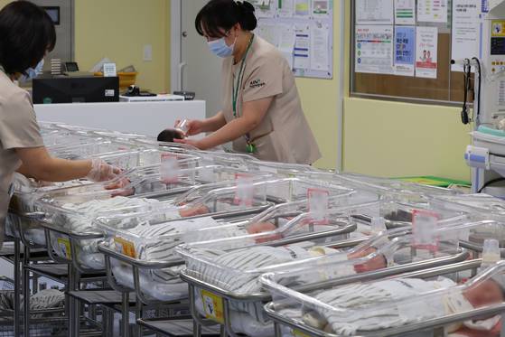 지난 2월 26일 인천 미추홀구 아인병원에서 의료진이 신생아들을 보살피고 있다. 사진 연합뉴스