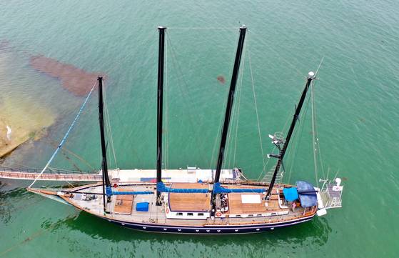 한국의 유일한 범선 코리아나호는 전장 41m에 총 톤수 135t, 11개의 돛을 다는 마스트(돛대) 높이가 최고 30m다. 맨 앞에 다는 제노아 돛을 포함해 모든 돛을 합치면 931㎡의 넓이가 된다. 코리아나호가 모항인 전남 여구시 소호요트마리나에 정박해 있는 사이, 관광객이 찾아와 정채호 선장(사진 맨 아래 하얀 모자 쓴 사람)의 설명을 듣고 있다. 장정필 객원기자