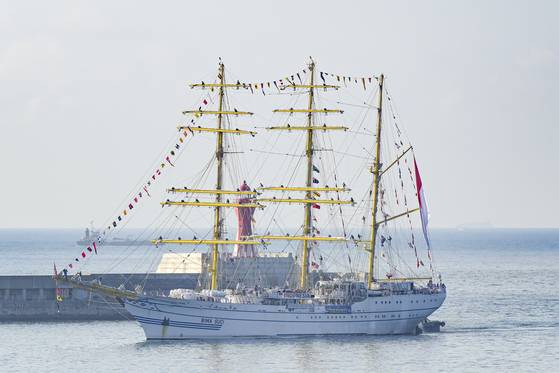 지난해 9월 길이 111m, 폭 13.5m, 무게 2350t의 대형 범선인 인도네시아의 비마수치함이 한국 해군과의 우호 증진을 위해 2박3일 일정으로 부산에 입항했다. 승조원들이 돛대에 도열해 있다. [연합뉴스]