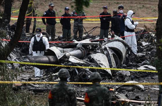 30일 경북 포항시 동해면 해군 초계기 추락 현장에서 해군 관계자들이 현장 감식을 하고 있다. 해군은 추락 원인을 찾기 위해 현장에서 수거한 음성기록장치(CVR)를 분석 중이다. [연합뉴스]