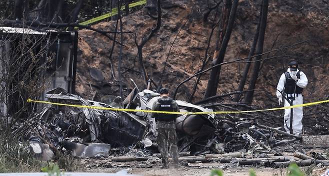 ▲ 30일 경북 포항시 동해면 해군 초계기 추락 현장에서 해군 관계자들이 추락 원인 조사를 하고 있다. [연합뉴스]