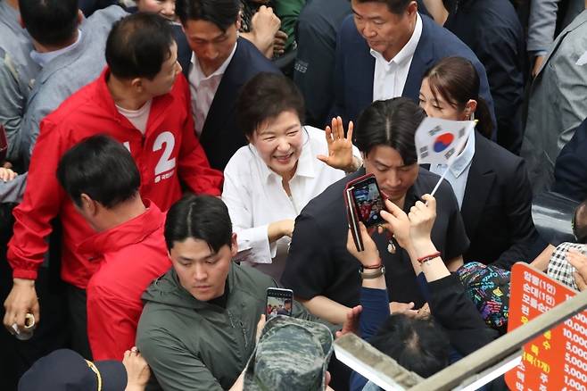 ▲ 박근혜 전 대통령이 31일 오후 대구 중구 서문시장을 방문해 시민들에게 인사하고 있다. [연합뉴스]