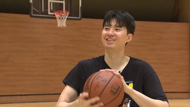 KBS와 인터뷰 중 미소 짓는 이현중 (촬영=KBS 선상원 기자)