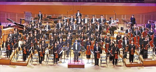 지난 29일 잠실 롯데콘서트홀에서 열린 한경arte필하모닉 오케스트라 정기공연에서 지중배 지휘자(가운데)와 단원들이 객석을 향해 인사하고 있다. /이솔 기자