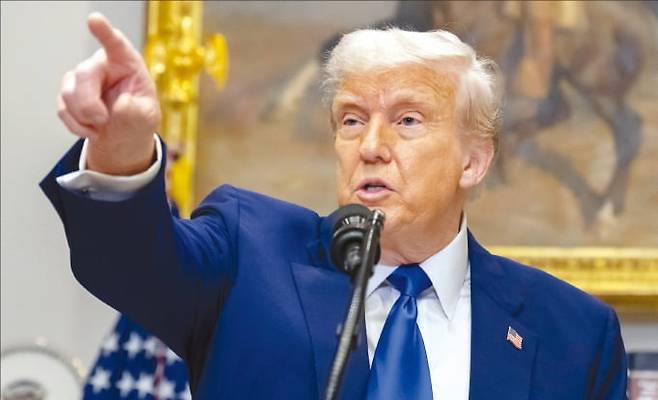 도널드 트럼프 미국 대통령이 지난 12일 백악관에서 ﻿기자의 질문에 답하고 있다.  /AP연합뉴스