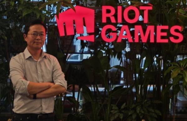 이정훈 LCK 사무총장이 한국경제신문과 인터뷰에 앞서 포즈를 취하고 있다. /이주현 기자