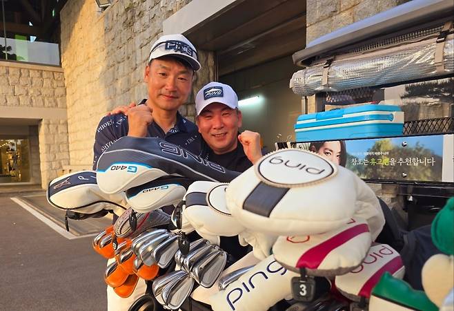 '핑 마니아 클럽'의 원년멤버인 '골프생각'(왼쪽)과 '주미희'. 골프백의 모든 클럽과 착장까지 핑 제품으로만 채웠다. 조수영 기자