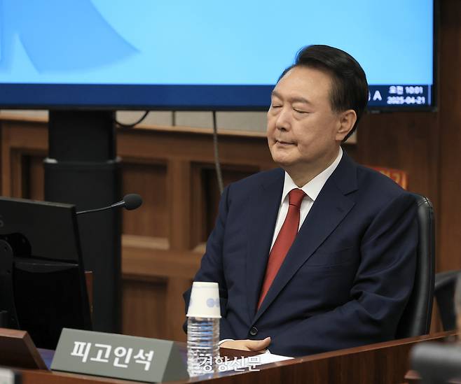 윤석열 전 대통령이 지난 21일 서초동 서울중앙지법에서 열린 내란 우두머리 혐의에 대한 두 번째 정식 재판에 출석하고 있다. 이준헌 기자