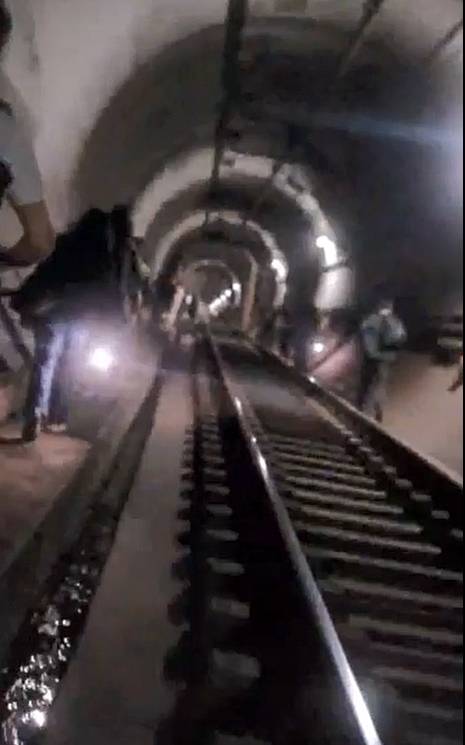 여의나루역~마포역 사이에 있던 열차에서 불이 나 승객들이 대피하는 모습. 독자 제공