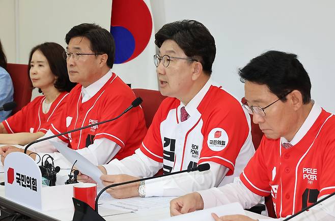 국민의힘 권성동 공동선거대책위원장(오른쪽 두번째)이 29일 국회에서 기자간담회를 열고  추가 공약 발표를 하고 있다. 연합뉴스