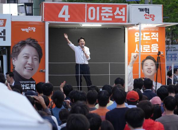 개혁신당 이준석 대선후보가 지난 30일 서울 서대문구 현대백화점 유플렉스 신촌점 앞에서 열린 집중 유세에서 시민들에게 지지를 호소하고 있다. 개혁신당 제공