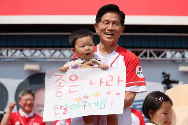 국민의힘 김문수 대선 후보가 31일 강원 홍천군 꽃뫼공원에서 열린 홍천군·횡성군·영월군·평창군 합동유세에서 지지를 호소하고 있다. 연합뉴스