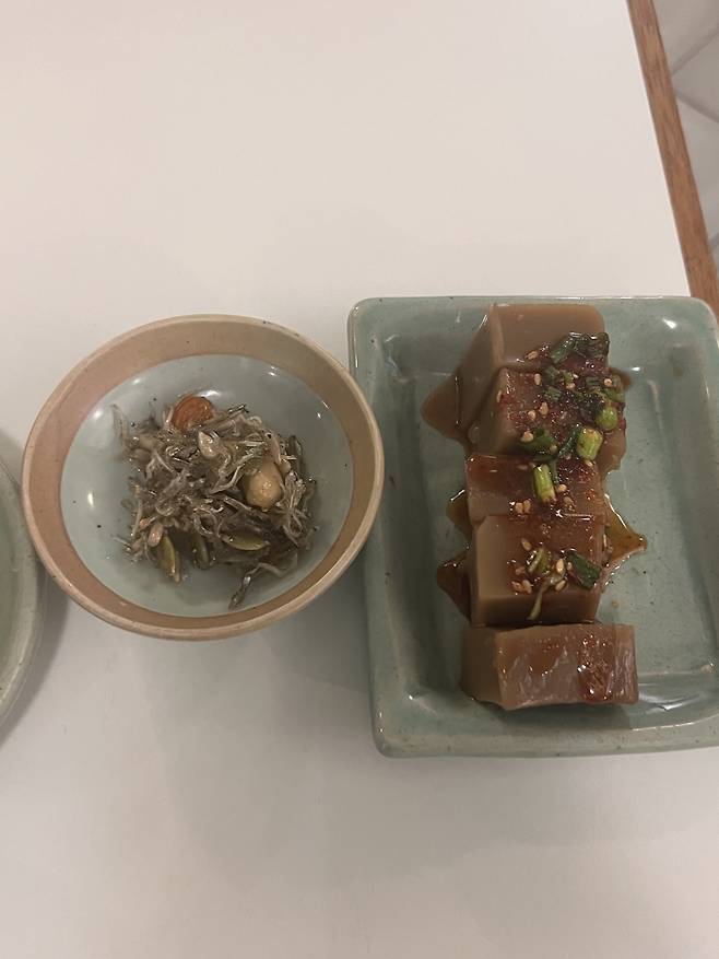 Grandmother's Recipe's  myeolchi bokkeum, or stir-fried dried anchovies and peanuts (left), and dotorimuk muchim, or seasoned acorn starch jelly (Park Jun-hee/The Korea Herald)