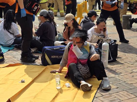 Passengers who were evacuated from the Line No. 5 subway due to a suspected arson are being treated at the Mapo Staton on May 31. [LEE YOUNG-KEUN]