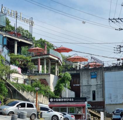 Suamgol Mural Village connects to a street lined with large cafes with terraces. [KIM DONG-EUN]