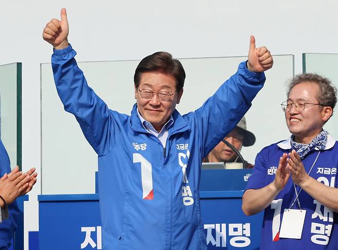 이재명 더불어민주당 대선 후보가 30일 강원도 원주시 반곡동 원주행복마당에세 열린 유세에서 시민들에게 지지를 호소하고 있다. 연합뉴스