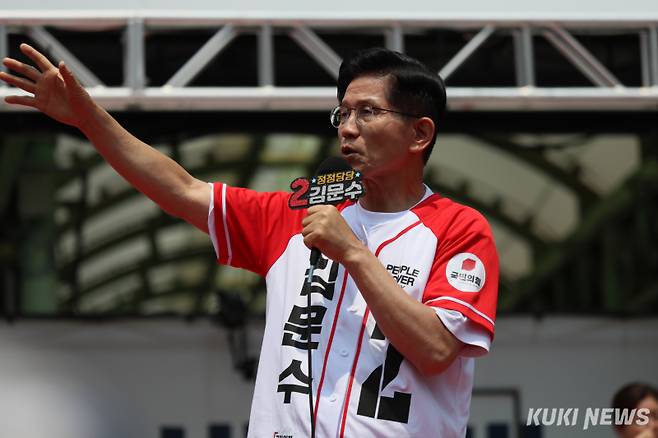 국민의힘 김문수 대선 후보가 31일 강원특별자치도 속초시 속초관광수산시장을 찾아 지지를 호소하고 있다.