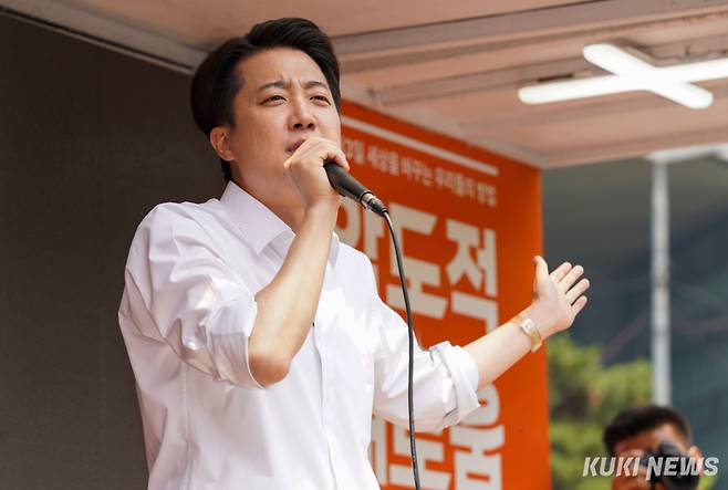 이준석 개혁신당 대선 후보가 28일 서울 영등포구 여의도공원에서 산책 유세를 마치고 유세차에 올라 발언하고 있다. 유희태 기자