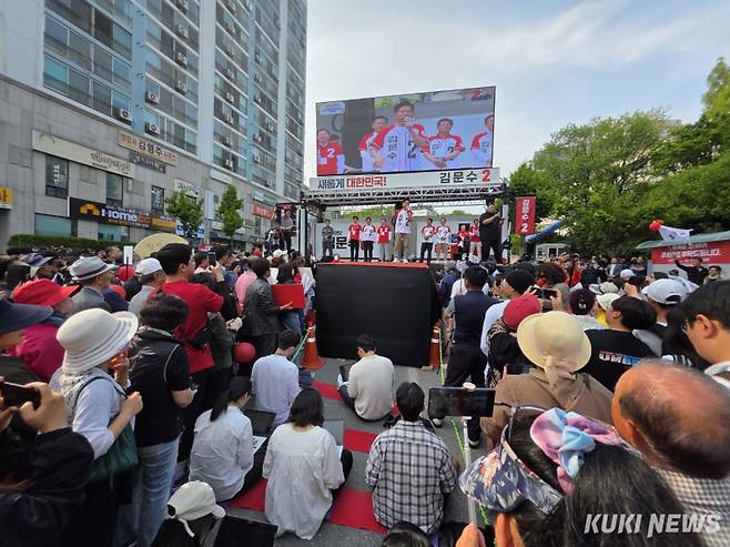 31일 강원 동해시 천곡 회전교차로에서 열린 동해·태백·삼척·정선 합동 유세에서 국민의힘 김문수 대통령 후보가 지지를 호소하고 있다.&nbsp;&nbsp;