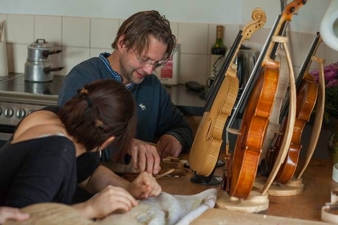 독일 현악기 제작자 슈테판-페터 그라이너가 악기를 손보고 있다.         슈테판-페터 그라이너 페이스북
