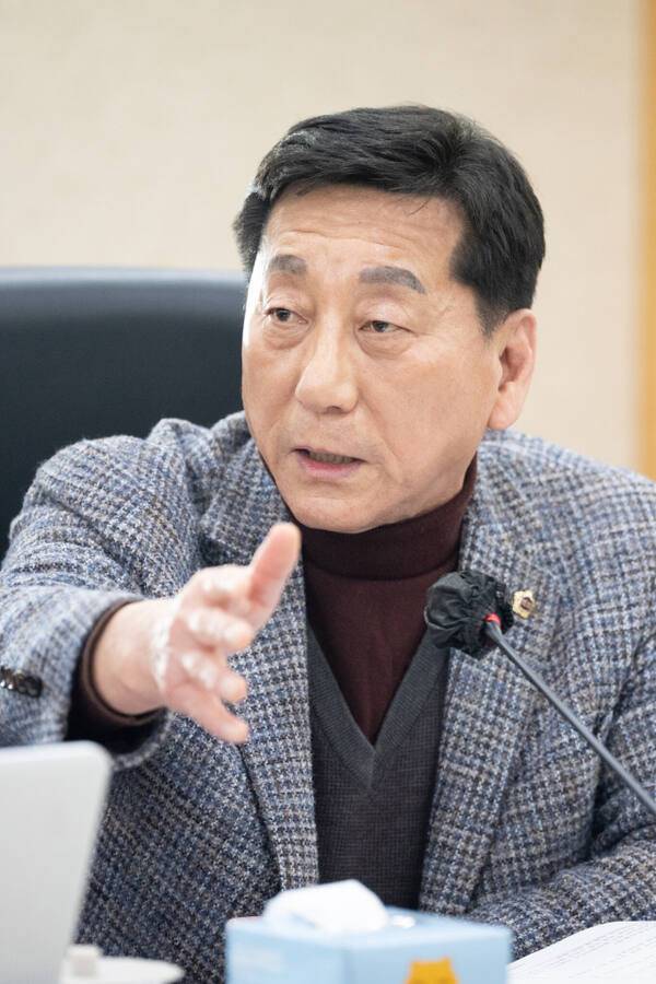 이봉락 인천시의원(국민의힘·미추홀3)이 수봉공원 고도 제한 완화의 필요성 등에 대해 설명하고 있다. 인천시의회 제공