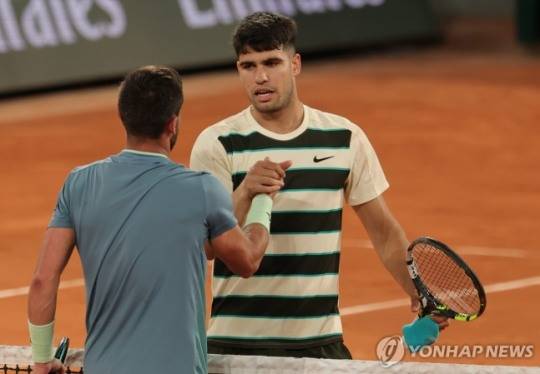 16강 진출 후 줌후르와 악수하는 알카라스(오른쪽)