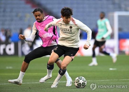 UCL 결승을 앞두고 공식 훈련에 나선 PSG 이강인(오른쪽). / 사진=연합뉴스