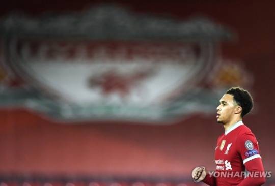 리버풀을 떠나 레알 마드리드 유니폼을 입는 알렉산더아널드. / 사진=연합뉴스