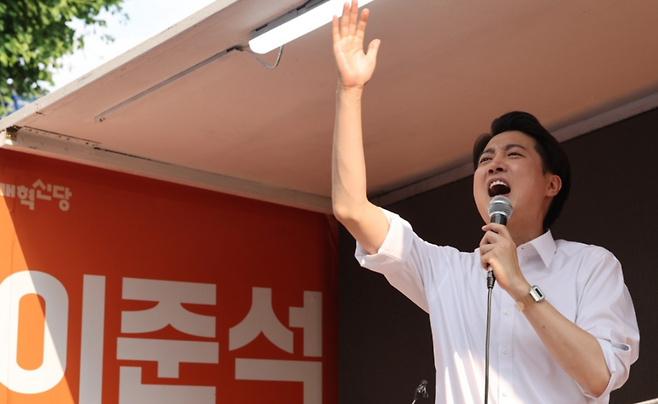 이준석 후보의 지지 호소. 개혁신당 이준석 대선 후보가 제21대 대통령선거 사전투표 첫날인 29일 서울 성북구 안암역 인근 유세에서 지지를 호소하고 있다. / 사진=연합뉴스
