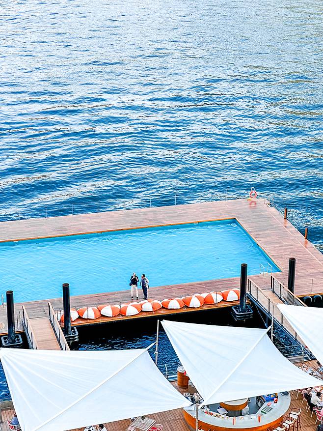 플로팅 풀, 워터 온 워터 / 사진=권효정 여행+ 기자