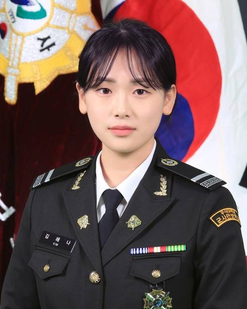 ‘해군 군가산복무(군장학생) 장교’ 모집전형에 최종합격했을 당시 모습. [사진 = 연합뉴스]