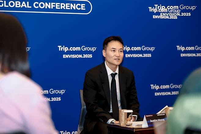홍종민 트립닷컴 한국 지사장 지난 26일 중국 상하이에서 열린 ‘인비젼 2025’ 컨퍼런스에서 기자들과 인터뷰를 진행하고 있다. / 사진=트립닷컴