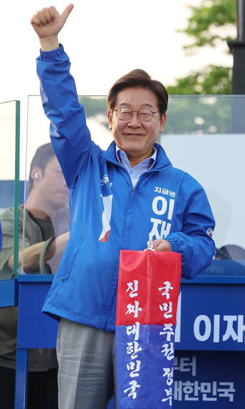 이재명 더불어민주당 대선 후보가 지난 30일 충북 충주시 충주체육관 시계탑광장에서 열린 유세에서 “진짜 대한민국”이라고 쓰인 청사초롱을 들어보이고 있다. [사진 = 연합뉴스]