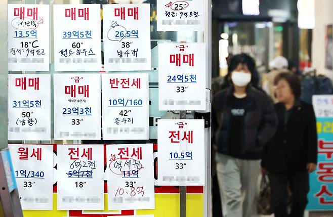서울 송파구 일대 부동산 중개업소 외벽에 매물 안내문이 붙어 있다. [한주형 기자]