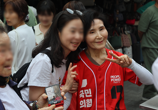 설난영 여사가 30일 서울 중구 남대문시장에서 선거 유세를 하는 모습.  [사진제공=연합뉴스]