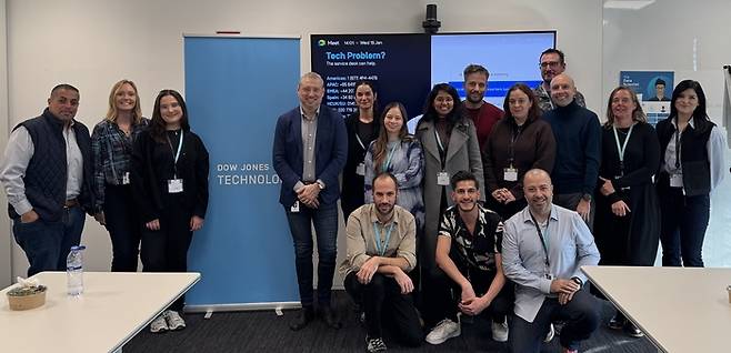 뉴스룸에 AI를 도입하는 기술혁신을 이끌고 있는 아르템 피시먼 다우존스 CTO와 그의 팀 모습. 다우존스