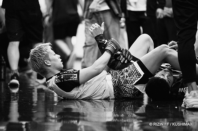 일본 종합격투기 파이터 미우라 고타가 2022년 9월 슈퍼 라이진 1 출전에 앞서 팔 관절 공격을 연습하고 있다. 고타는 1992년 제10회 아시아축구연맹 아시안컵 최우수선수 미우라 가즈요시의 둘째 아들이다. 사진=RIZIN FF